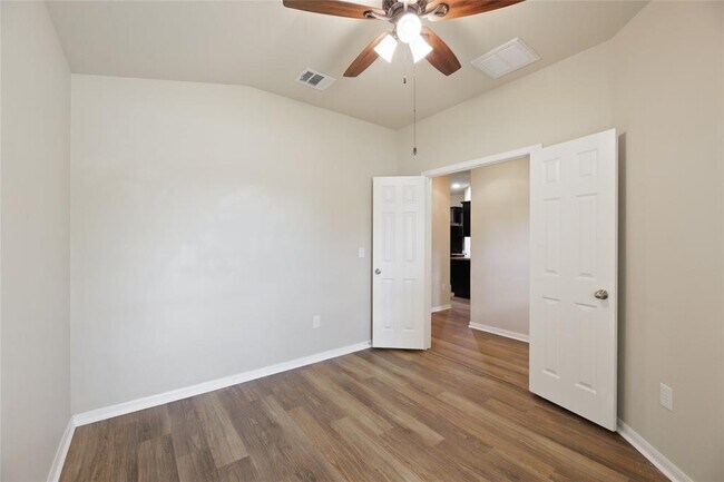 Building Photo - 303 N Hunting Lodge Ln