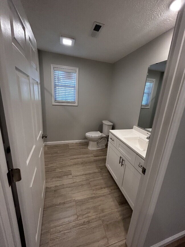 Foto del edificio - Charming 3-Bedroom House on Stallings Rd w...
