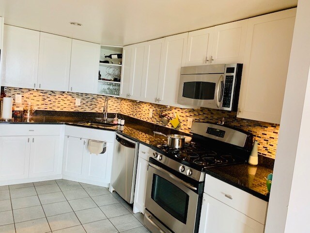 Kitchen - 700 Grove St
