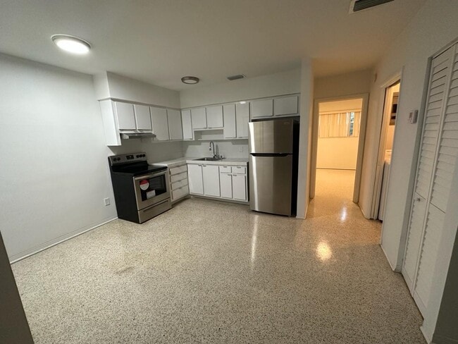 Building Photo - 2654 SW 28th Ct