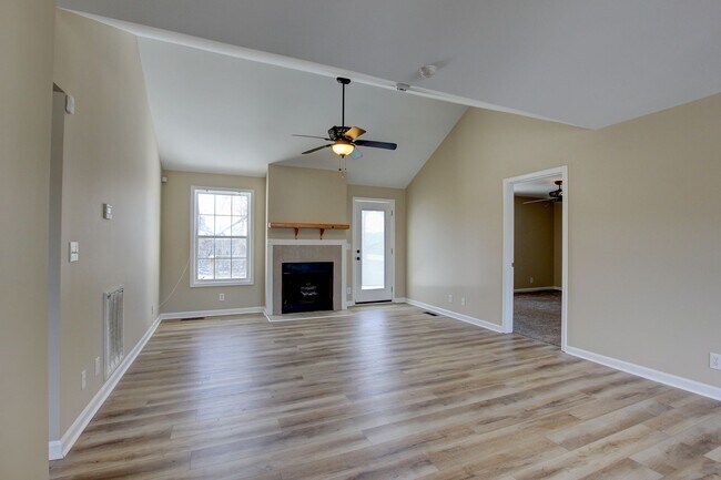 Building Photo - Cozy 3 bd 2 bath in the heart of Clarksville.  Fresh paint and Flooring!