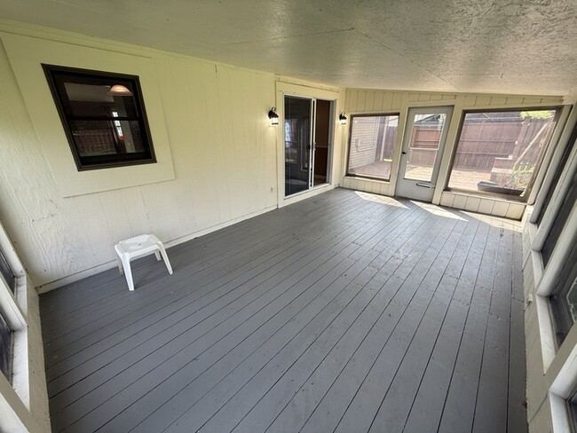 Building Photo - Stunning 3 beds 1.5 baths in Mineral Ridge