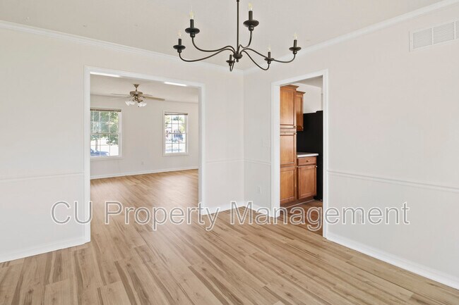 Foto del edificio - 819 Bluegrass Ln