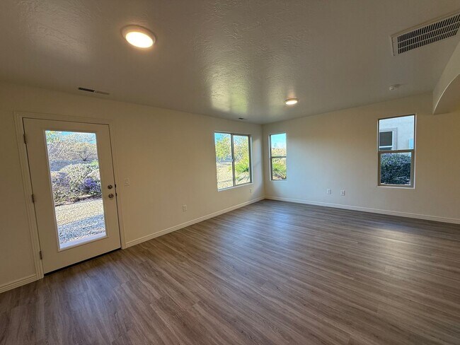 Building Photo - Remodeled 3 Bed / 2.5 Bath Townhome in Great Location