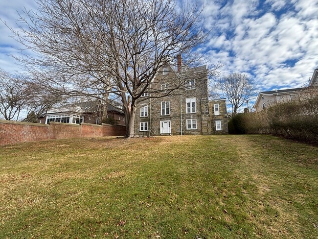 Foto del edificio - 77 Coggeshall Ave