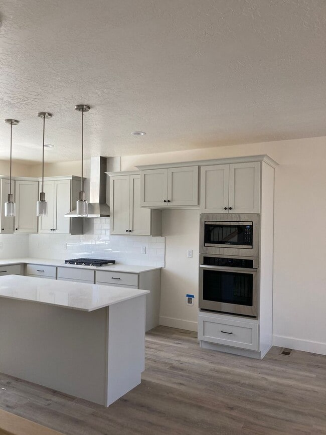 Building Photo - Townhome with Rooftop Balcony in Prime American Fork Location