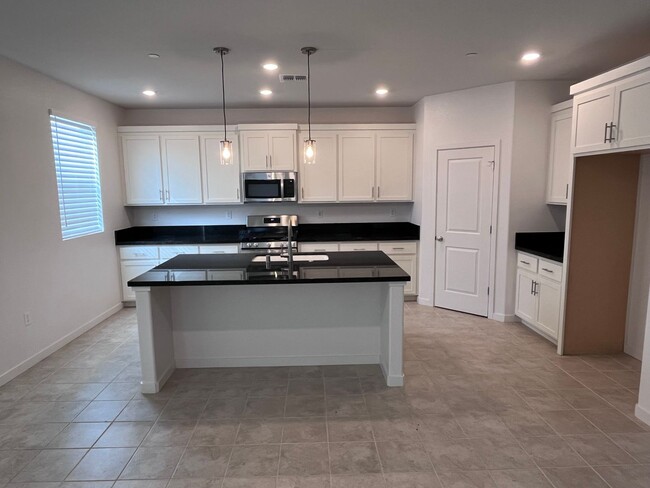 Building Photo - BEAUTIFUL NEW HOME IN GATED COMMUNITY!!