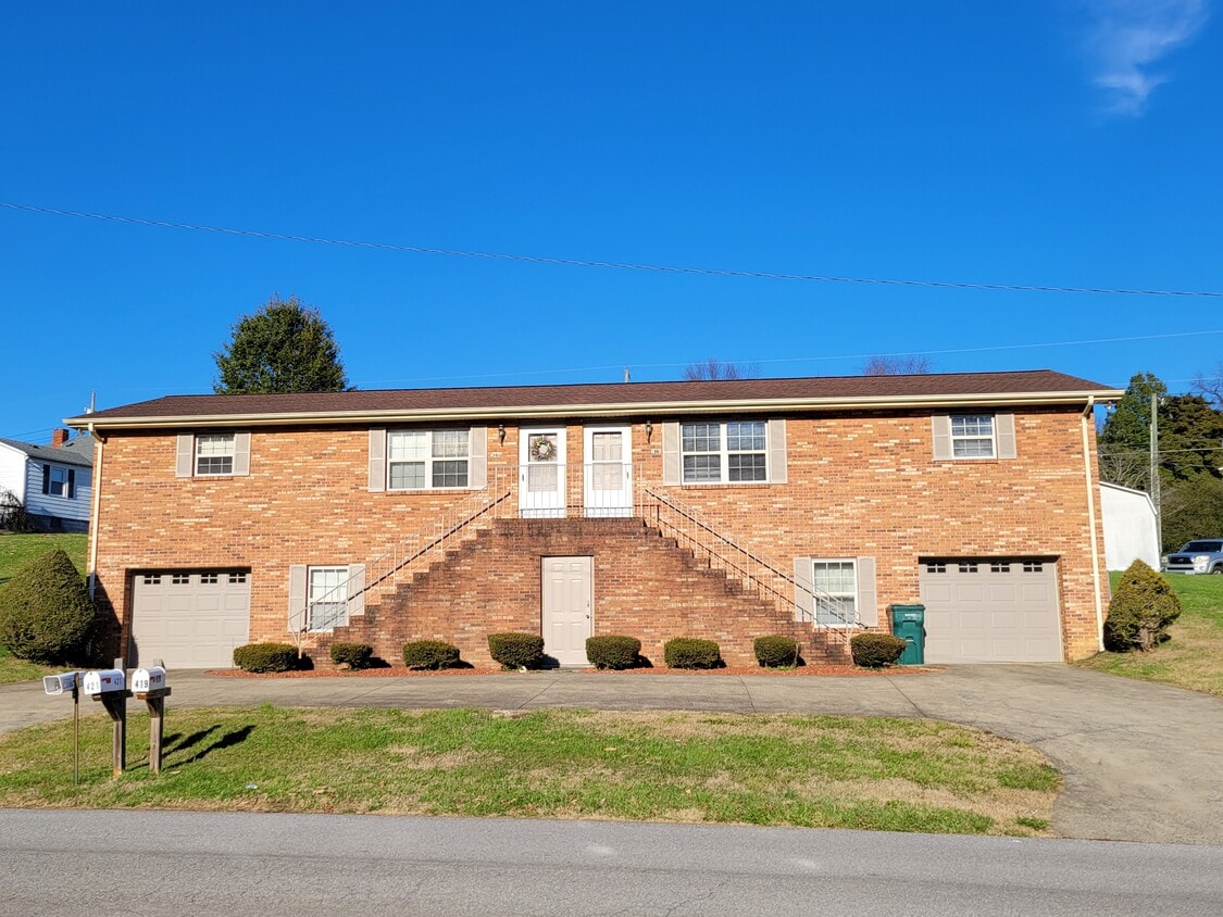 Building Photo - 419 Barker Ln