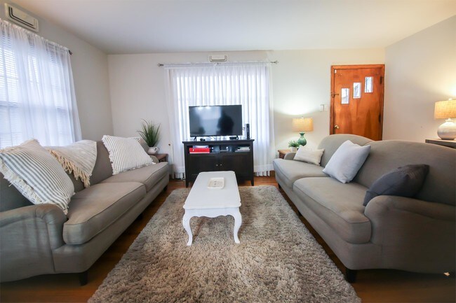 Foto del edificio - 6711 Forest Ave