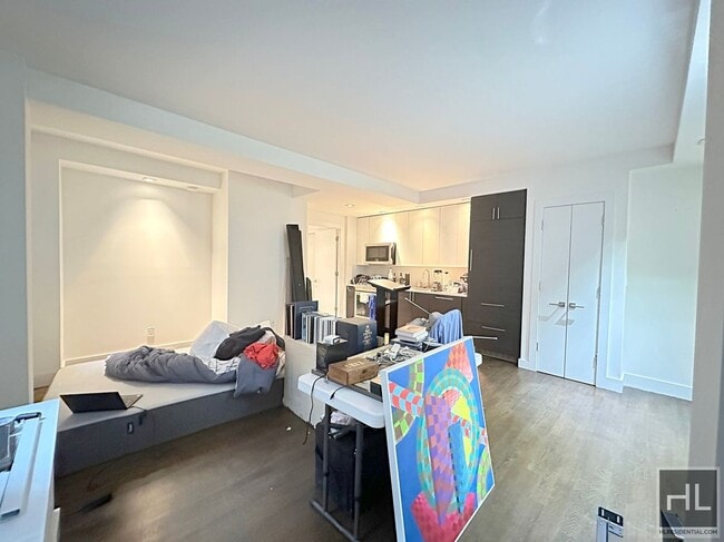 Building Photo - 1 bedroom 1 bathroom KING SIZE with washer and dryer.