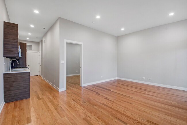 Foto del edificio - 1420 N Milwaukee Ave