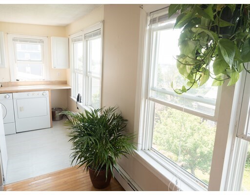 Foto del edificio - 37 Merrill Rd