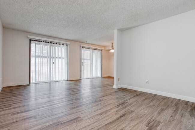 Building Photo - Prime Patio, Air Conditioning, Pool Access...