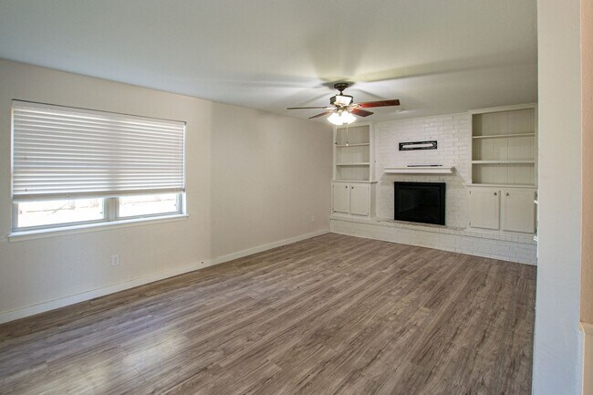 Foto del edificio - MORE SPACE. MORE CONVENIENCE. A GREAT CENTRAL MOORE LOCATION.