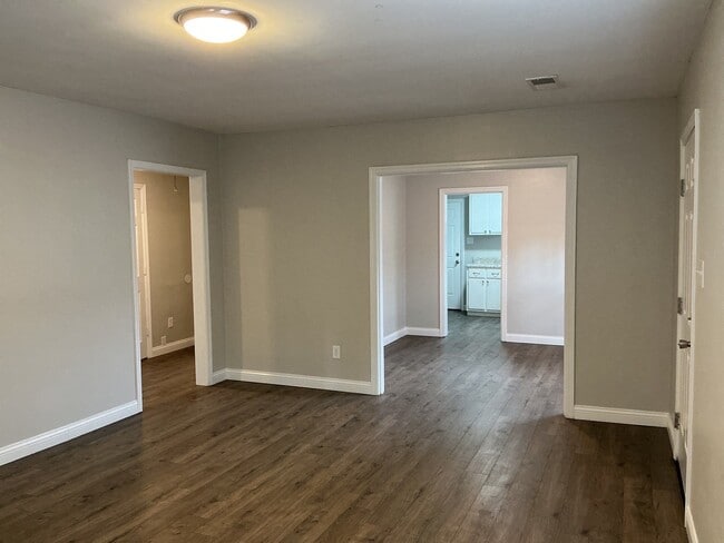 Building Photo - 121 Iris Dr
