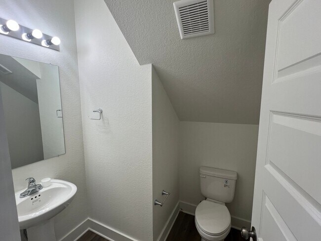 Building Photo - Move in to a brand new townhome today!