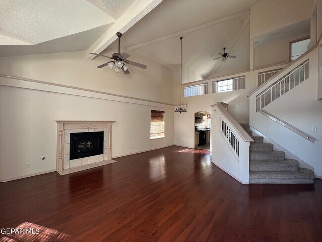 Building Photo - 1013 Via De La Paz Dr