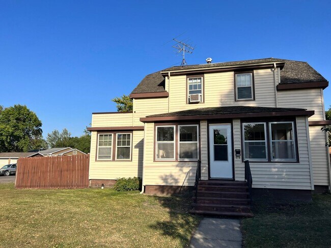 Foto del edificio - 905 S State ST - Almost 2800 Square feet