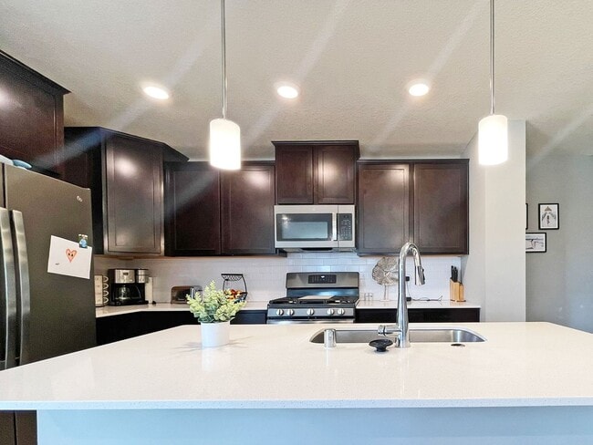 Foto del edificio - Spacious 2-Story End-Unit Townhome with Huge Bonus Room-Office is like Brand New!