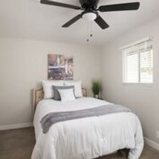 Building Photo - Remodeled Mid-Century Modern 1 Bed / 1 Bath