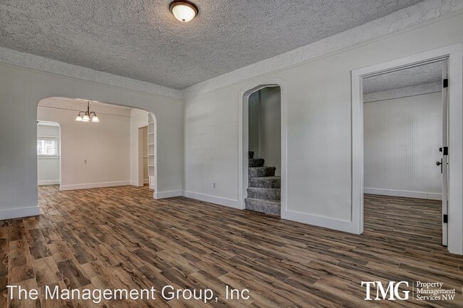 Building Photo - 3 br, 1 bath House - 315 W McLoughlin Boul...