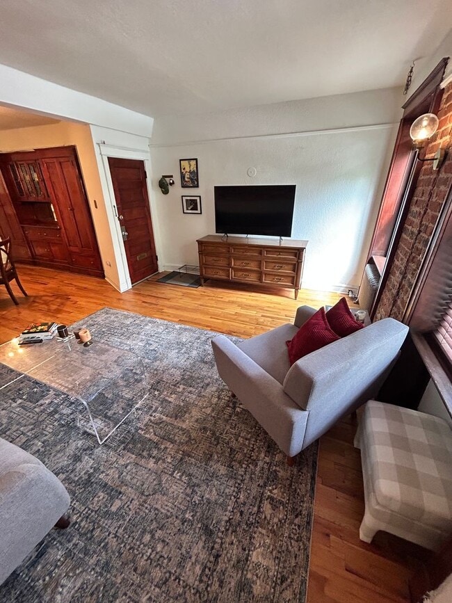 Building Photo - 2 bed 1 bath Cap Hill Condo w/Parking!