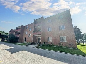 Building Photo - 187 Lisgar Av
