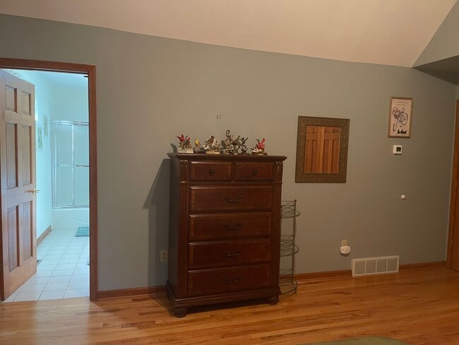 Dresser - 7598 Ashlind Cir