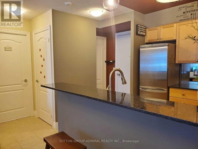 Photo du bâtiment - 2121 Lake Shore Blvd W