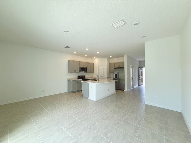 Building Photo - New - Never Lived In Townhome - Lakewood R...