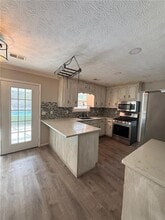 Building Photo - 180 Farm Ln