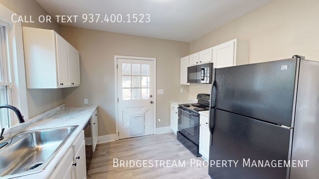 Building Photo - Beautiful 2-3 bedroom 1 bath home with lar...