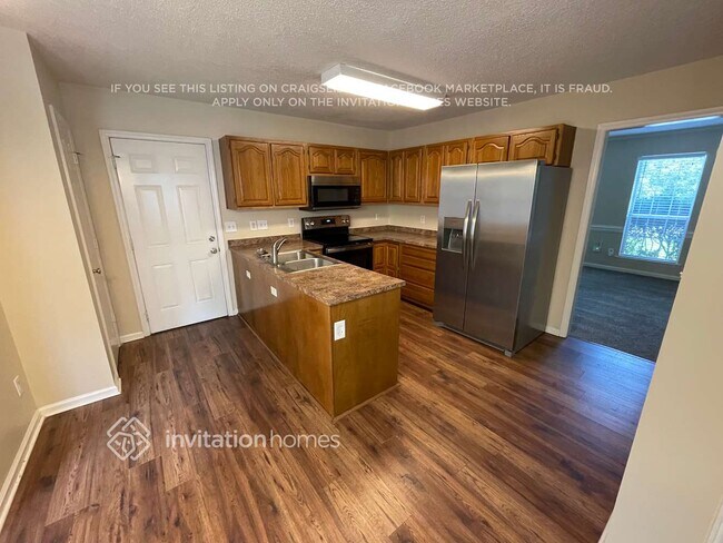 Building Photo - 2244 Redwood Dr