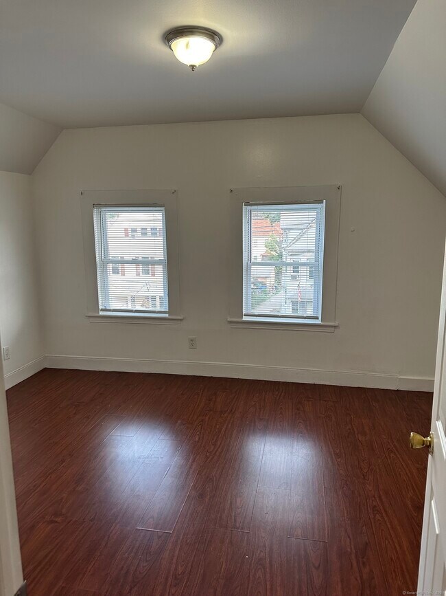 Foto del edificio - 319 Maplewood Ave
