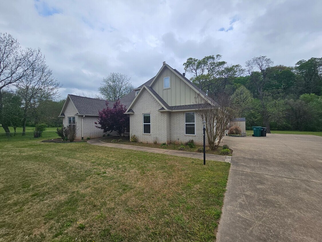 Foto principal - Beautiful Large Home in Johnson