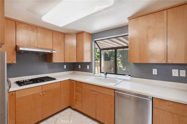 Building Photo - 2655 Victoria Park Dr