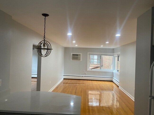 Foto del edificio - 7361 N Ridge Blvd