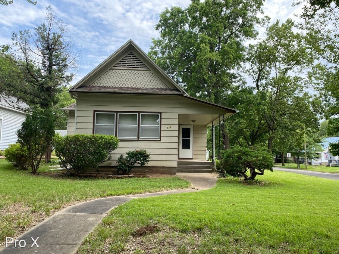 4 br, 2 bath House 121 W Jefferson House Rental in Pittsburg, KS