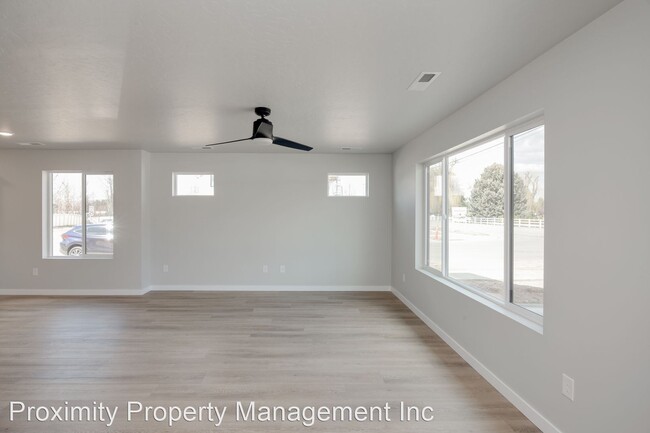 Foto del edificio - 3 br, 2.5 bath House - 12489 W. Victory Road
