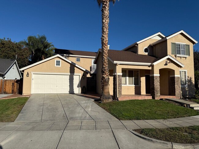 Building Photo - 5 bedrooms located in Redbridge Gated Community!