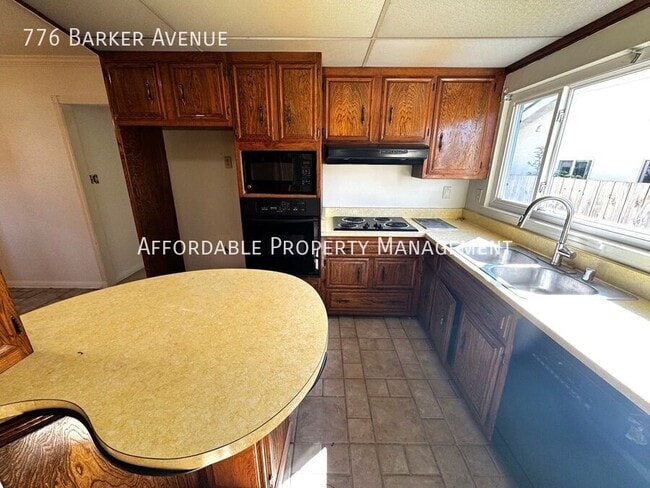 Foto del edificio - 776 Barker Ave