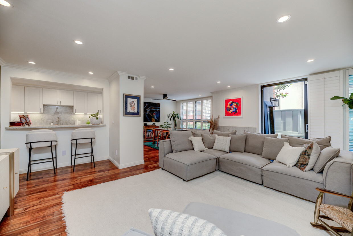 Foto principal - 8828 Pershing Dr