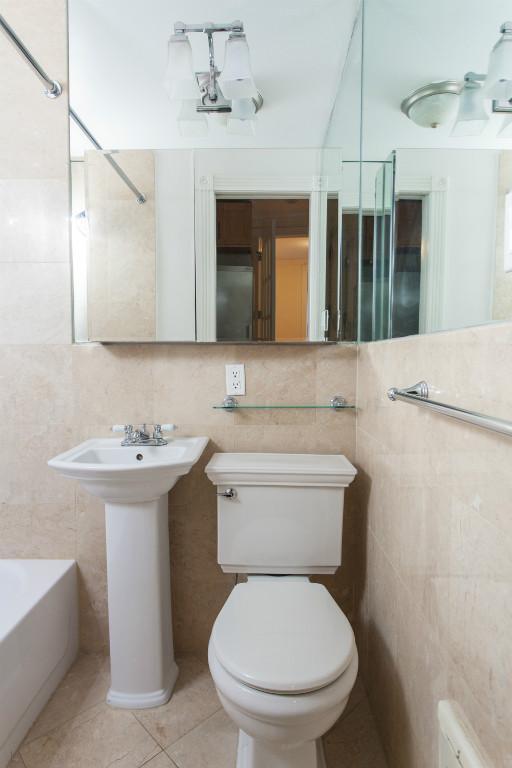 Foto del edificio - 326 E 35th St