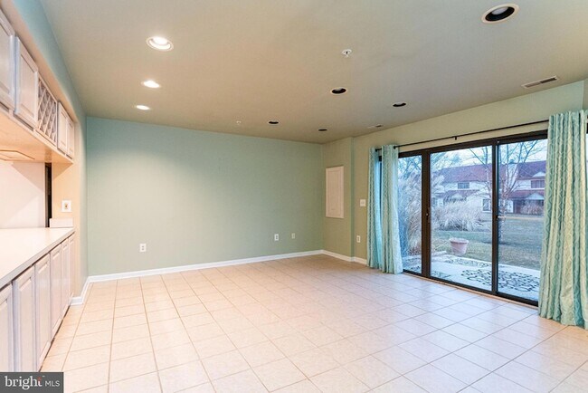 Building Photo - 45d Queen Neva Ct