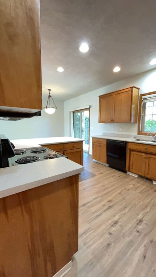Building Photo - 3 Bedroom 2 Bath Single Family Home with F...