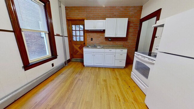 Foto del edificio - Second-Floor Apartment with Off-Street Parking - MOVE IN SPECIAL