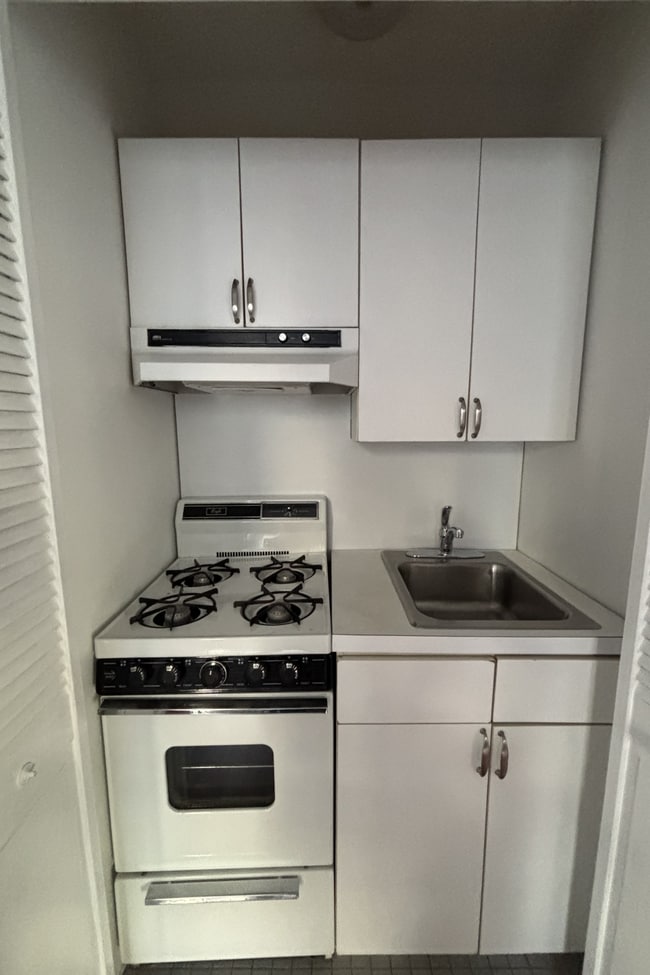 Building Photo - 140 W 71st St