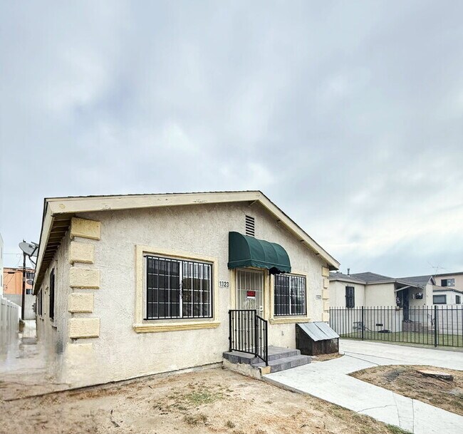 Building Photo - 1323 W 58th St