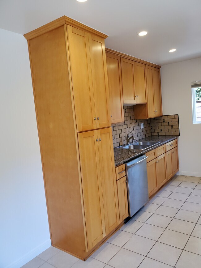 Kitchen - 519 Raymond Ave