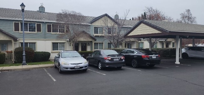Building Photo - Great 2 Bed 1 Bath Condo Available Daniels...